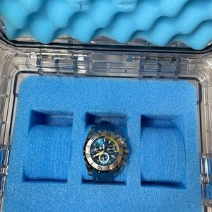 Invicta, Pro Diver chronograph blue Men’s watch. Blue case with 3 slot holders.